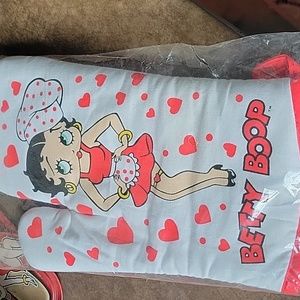 Betty boop kitchen helper oven mitt